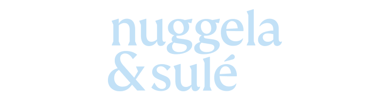 Logo en color celeste de la marca Nuggela & Sulé